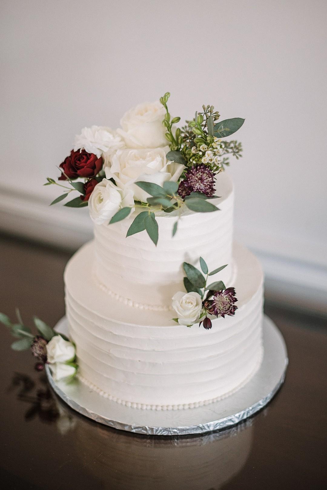 Red and White Wedding - Decorated Cake by The Crafty - CakesDecor