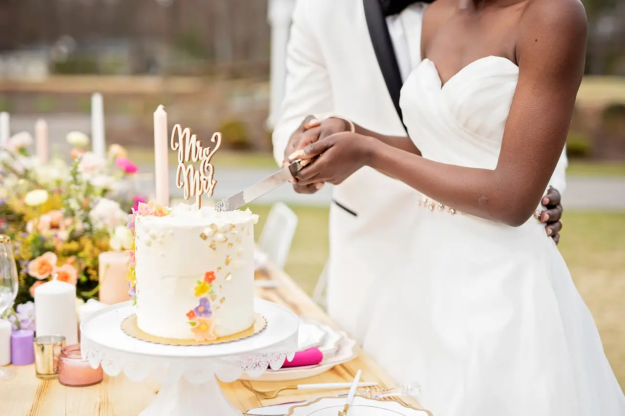 Rustic `Naked` Wedding Cake Stock Image - Image of wagon, tree: 93672993