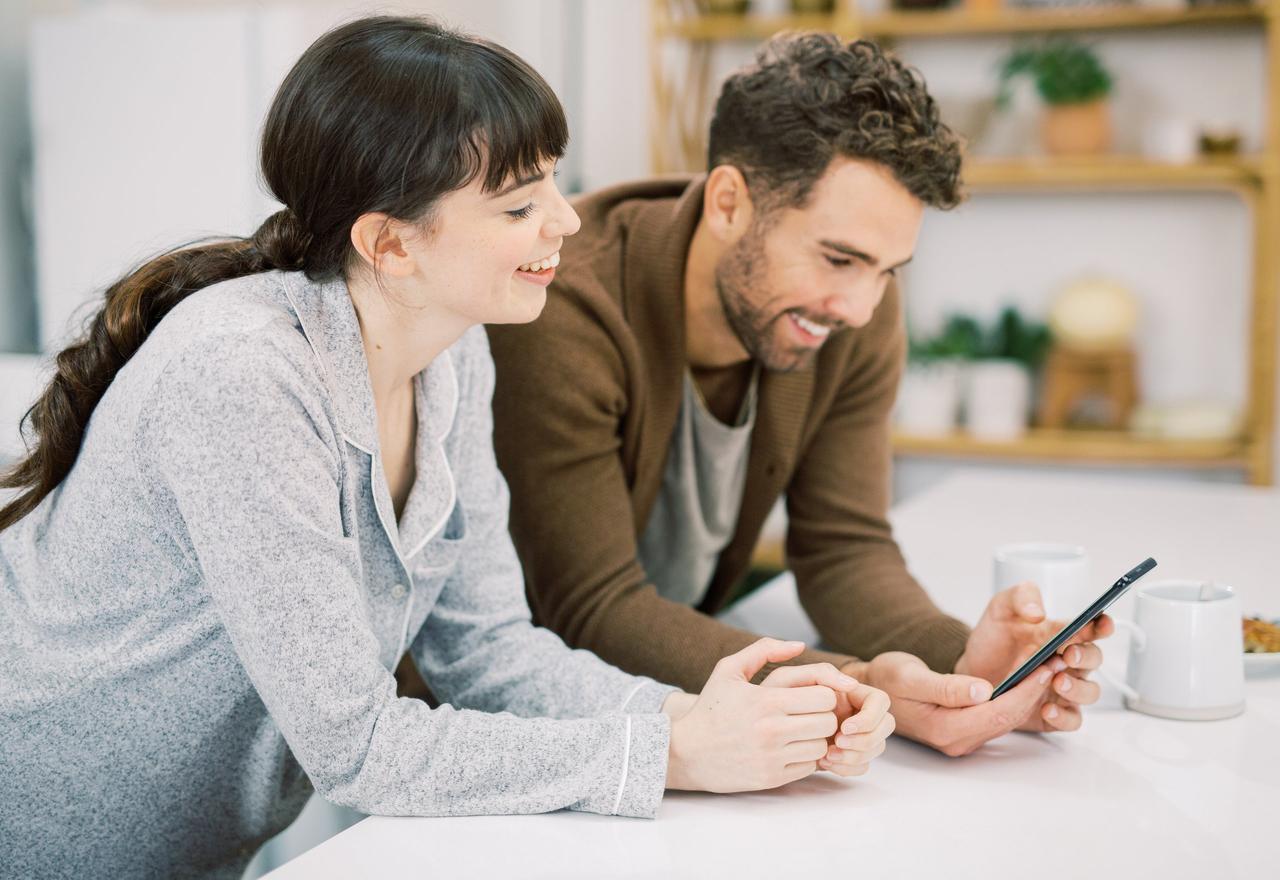 couple on phone