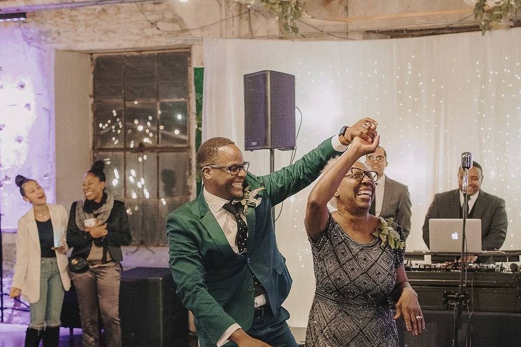 Mom Girl Boy Rep Xxx - 43 Mother-Son Dance Songs That Will Move Mom to Tears