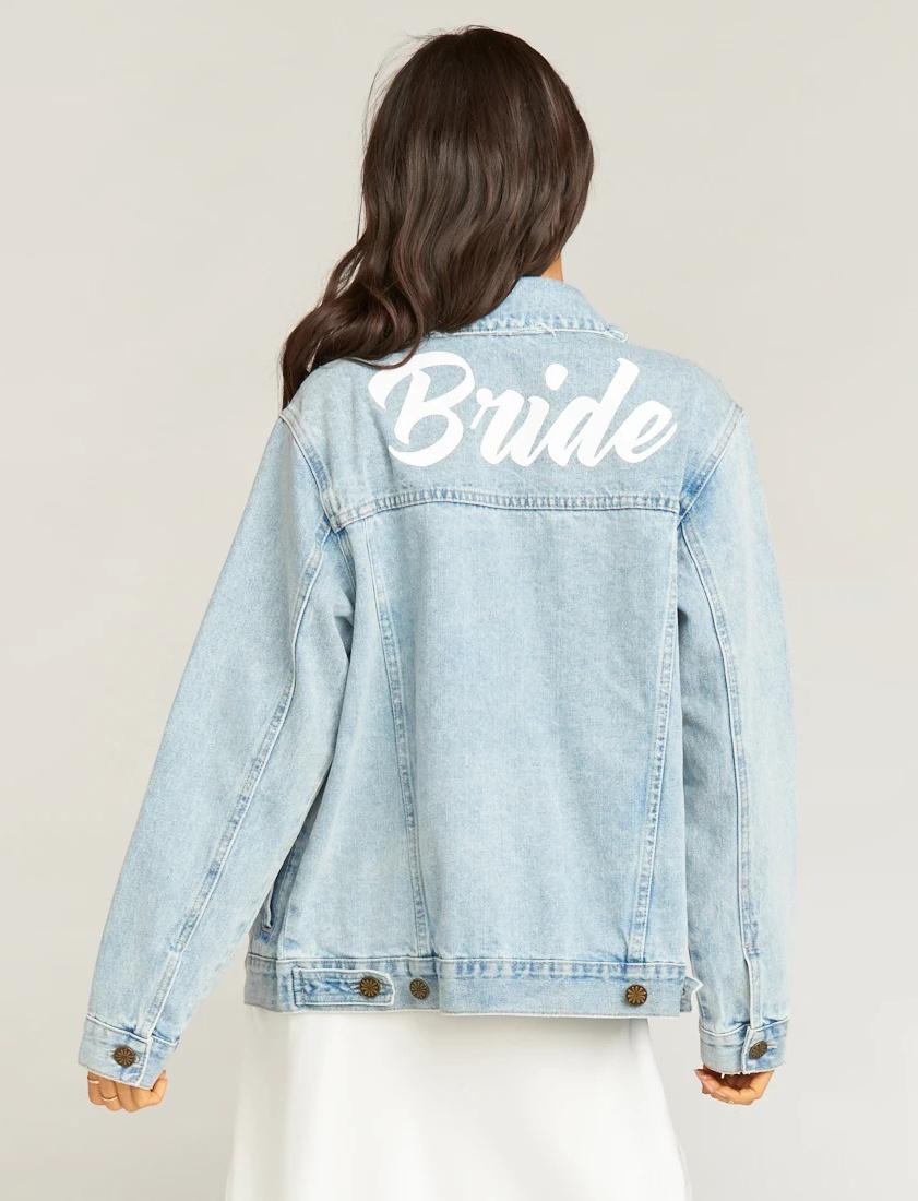 Голубая джинсовая куртка с надписью «Невеста в белом» на спине
