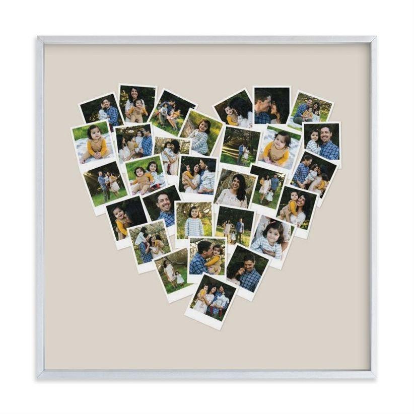 Коллаж из семейных фотографий в рамке в виде сердца