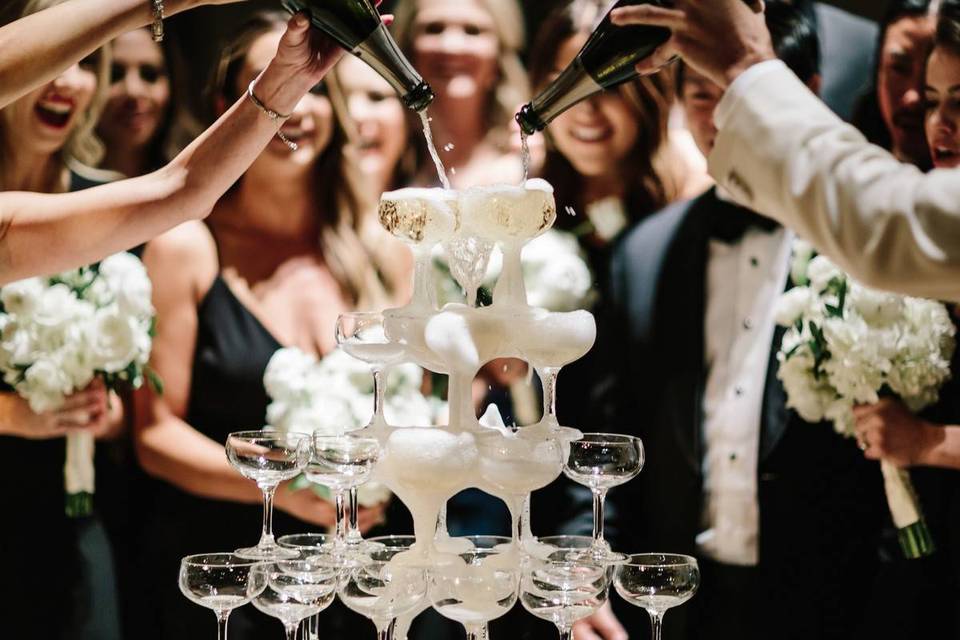 Glass & Mirror Wedding Decor Ideas That Will Make Your Guest Say