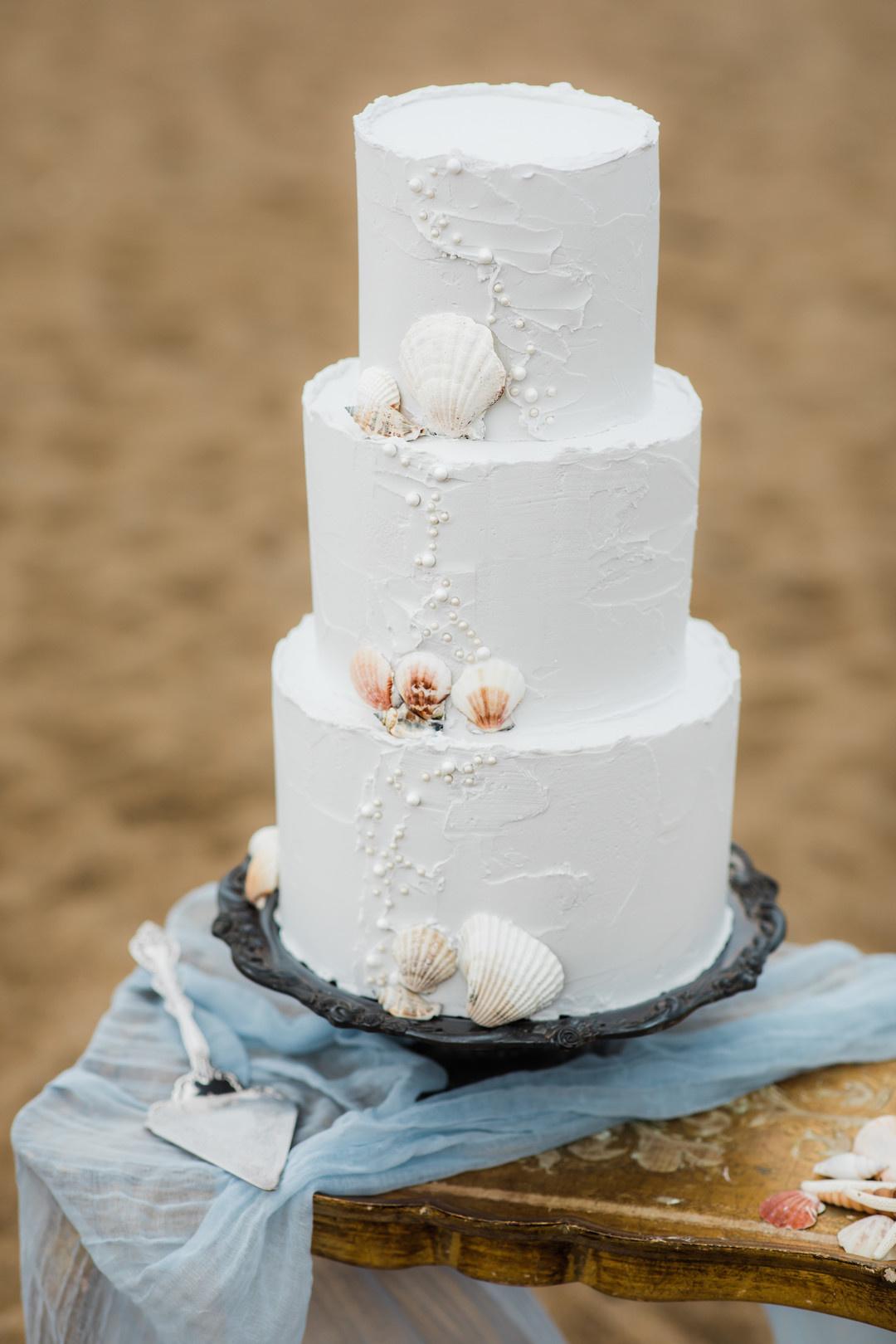 plain white wedding cakes