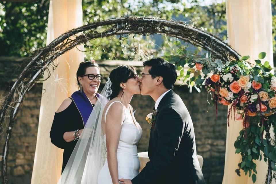 couple kissing at altar