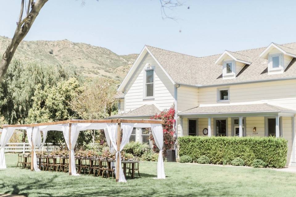 14 Backyard Wedding Ideas to Personalize Your At-Home Celebration