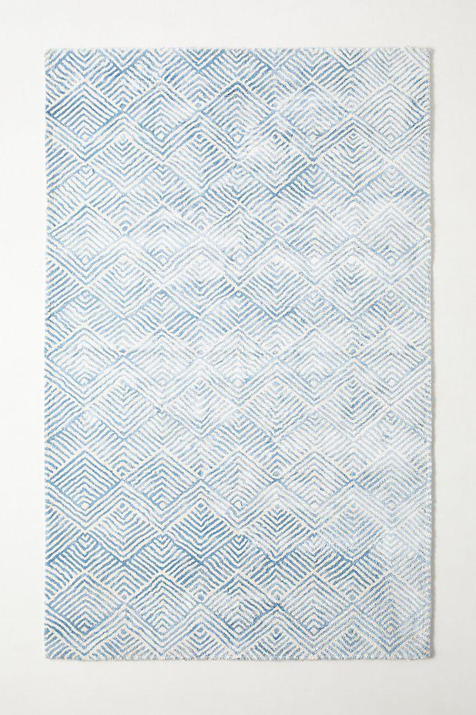 сине-белый ковер с геометрическим рисунком