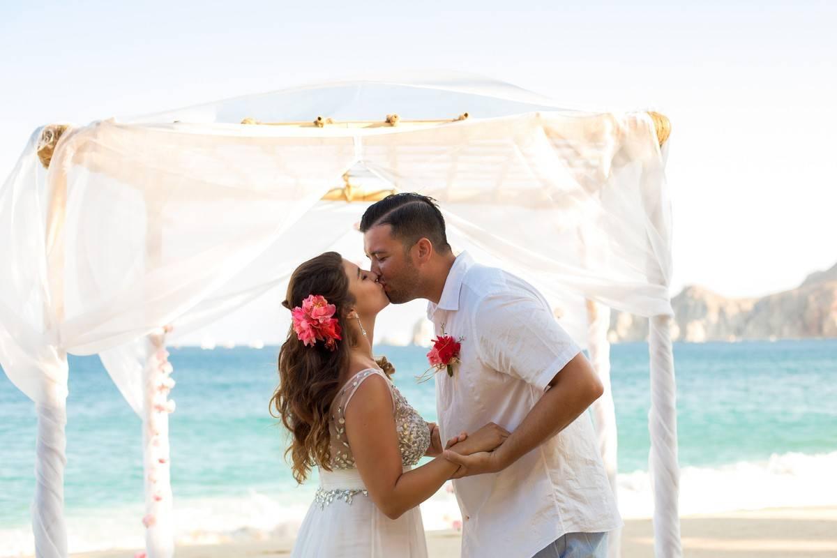 28 Beach Wedding Hairstyles For a Weatherproof Look