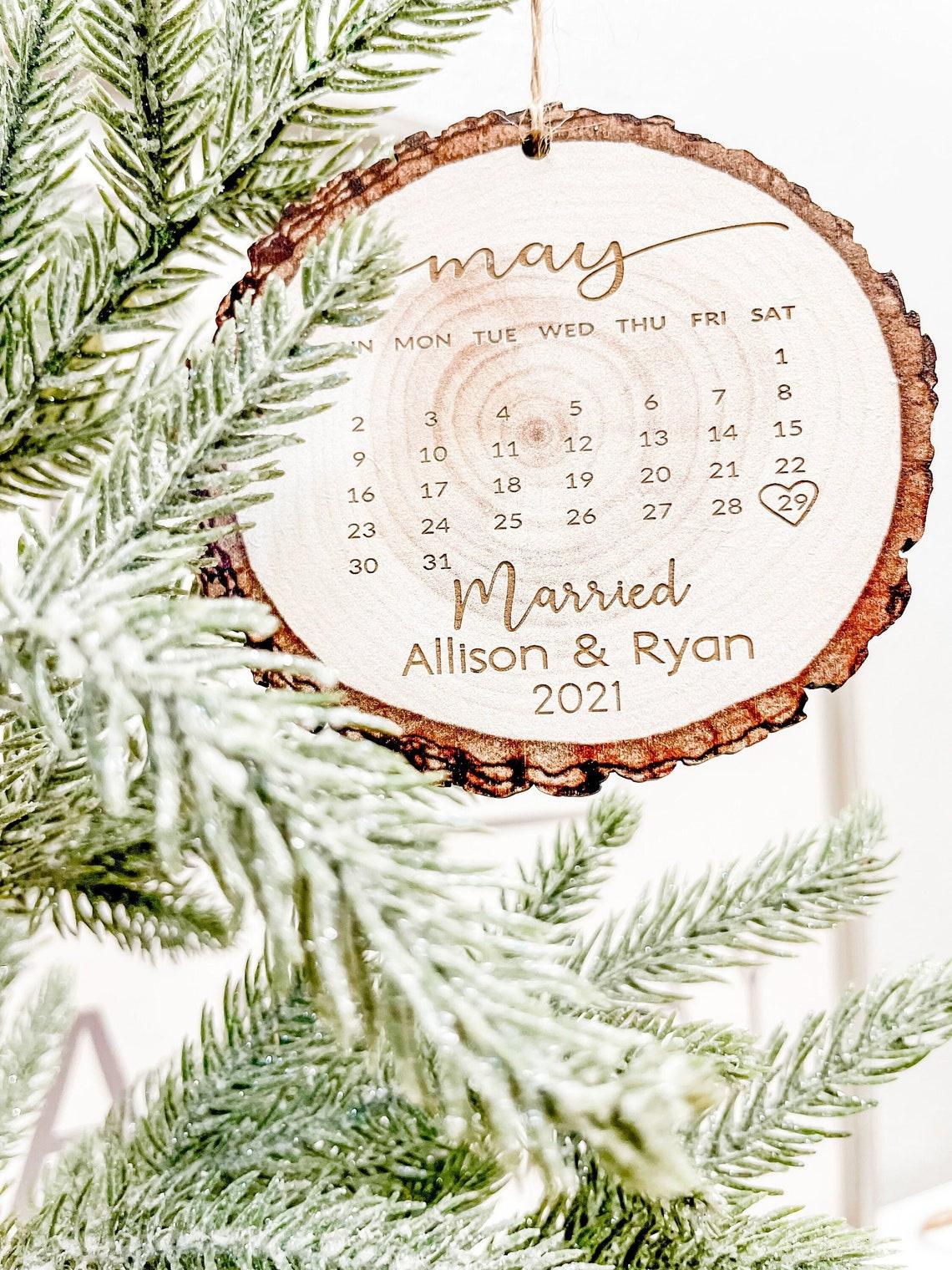 https://cdn0.weddingwire.com/article/6051/original/1280/jpg/21506-14-etsy-mkd-gifts-calendar-ornament.jpeg