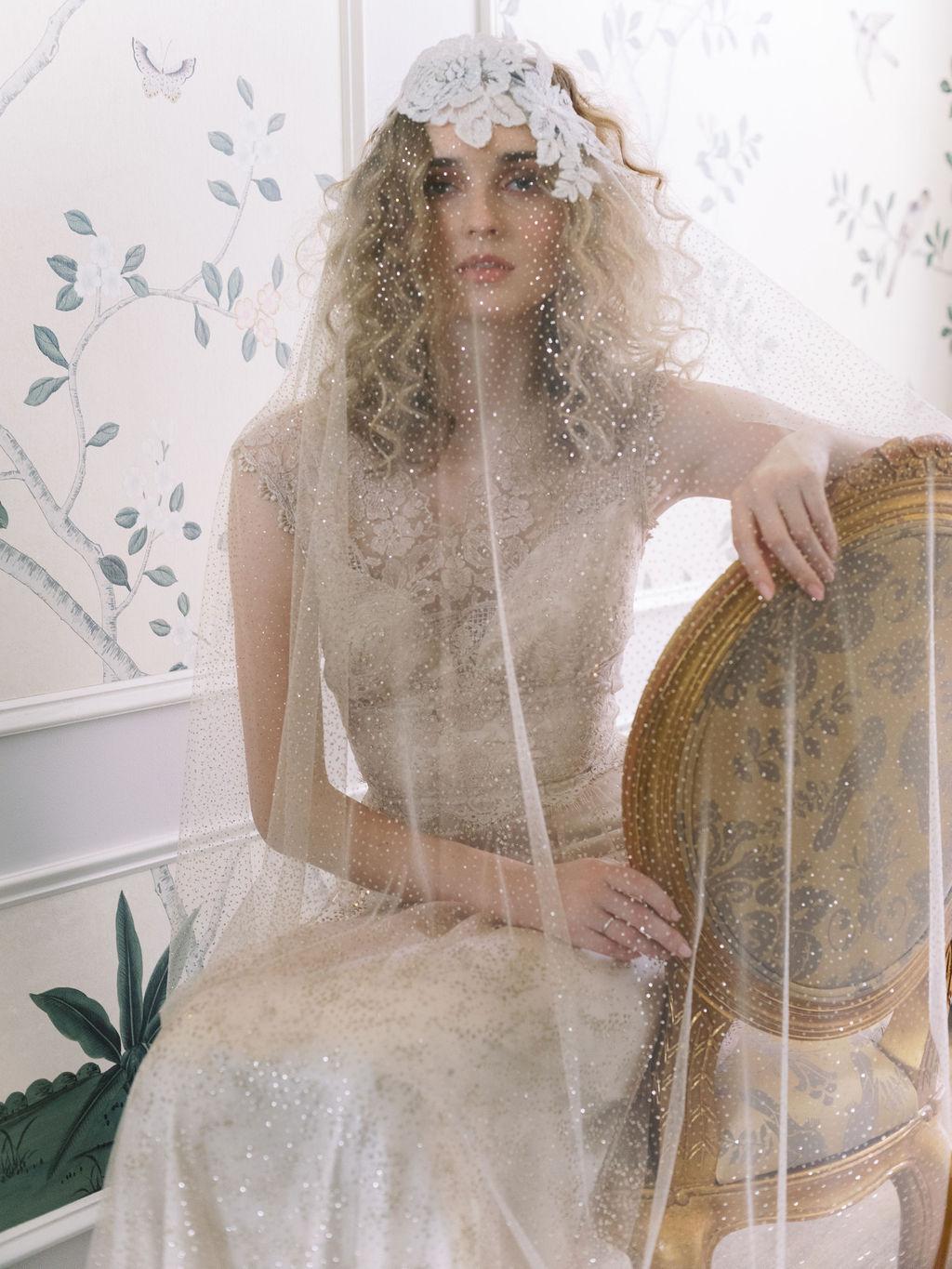 https://cdn0.weddingwire.com/article/7227/original/1280/jpg/7227-michael-carina-claire-pettibone-wedding-hairstyles-with-veils.jpeg