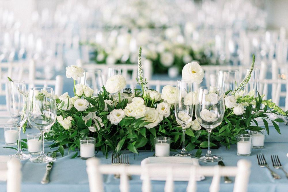 white wedding flower table arrangements