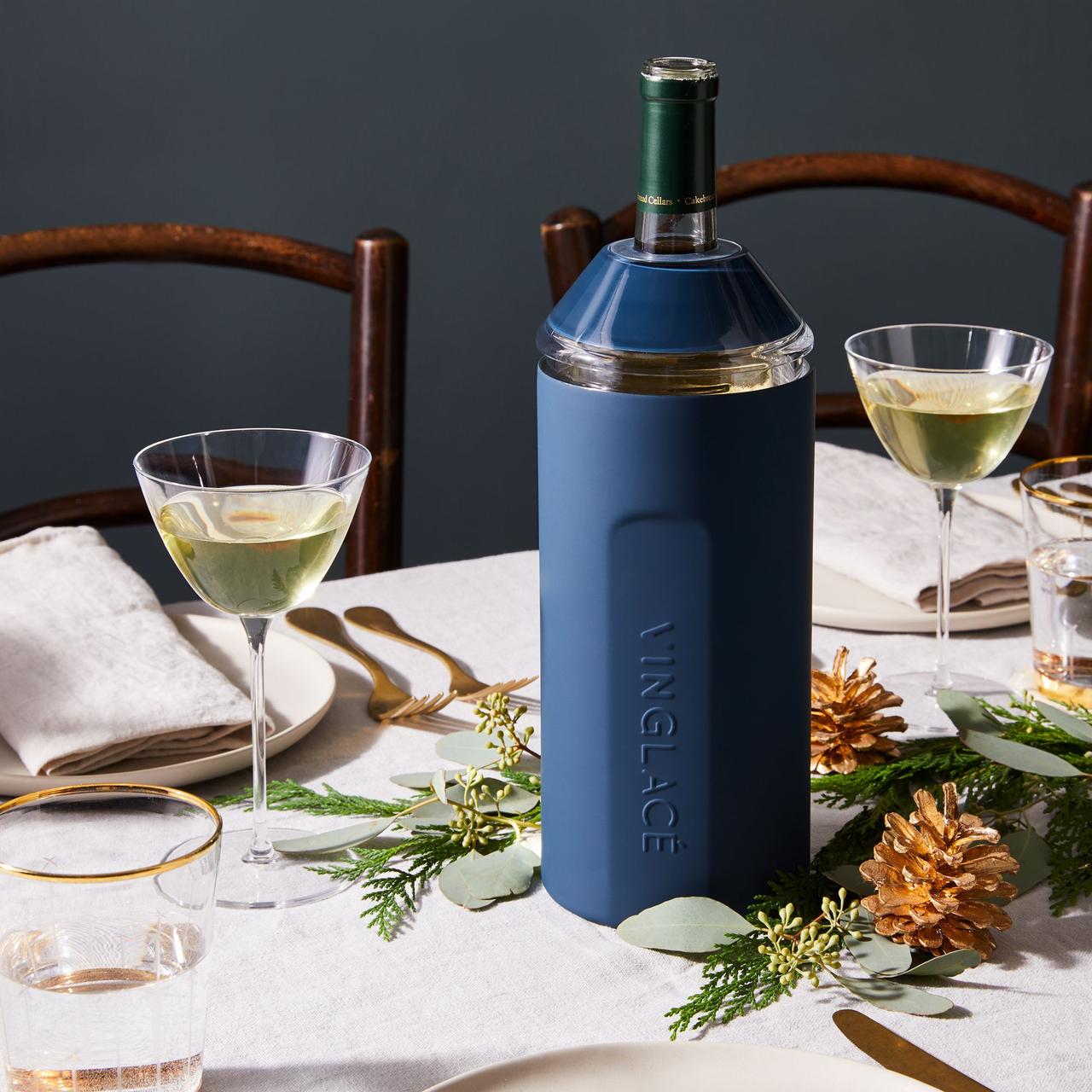 Элегантный стол с бутылкой вина в темно-синем винном холодильнике