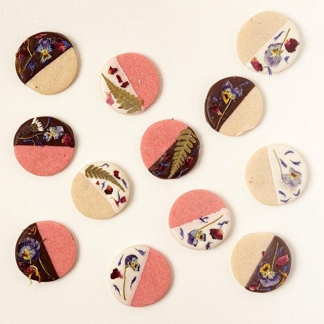 https://cdn0.weddingwire.com/article/7376/original/1280/jpg/16737-16-uncommon-goods-handmade-botanical-cookies-bachelorette-party-gift-ideas.jpeg