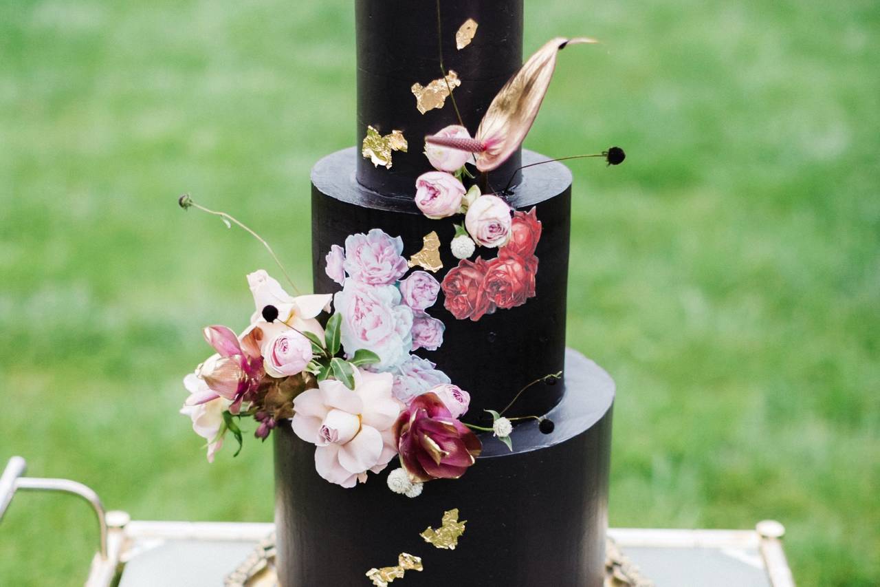 Black and gold-painted buttercream cake 