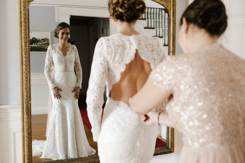 Wedding dress photo captures bizarre reflection, horrifies social media  users: 'Glitch in the matrix'