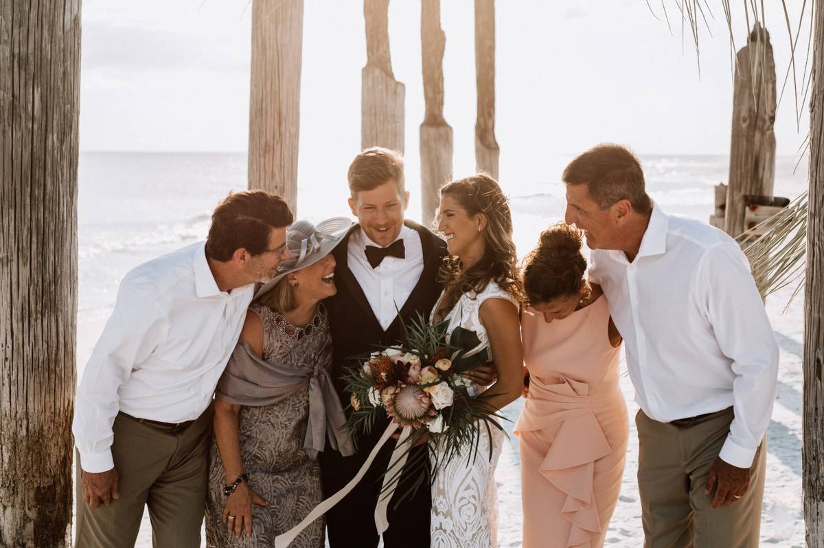 10 Must-Try Wedding Group Poses I ShootDotEdit