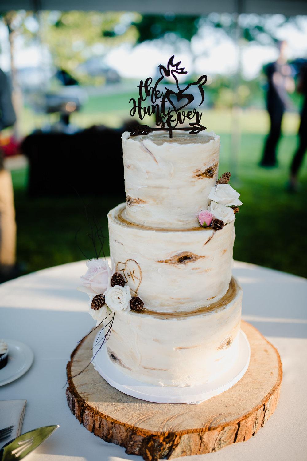 20 Country Rustic Wedding Cakes We're Loving | Roses & Rings