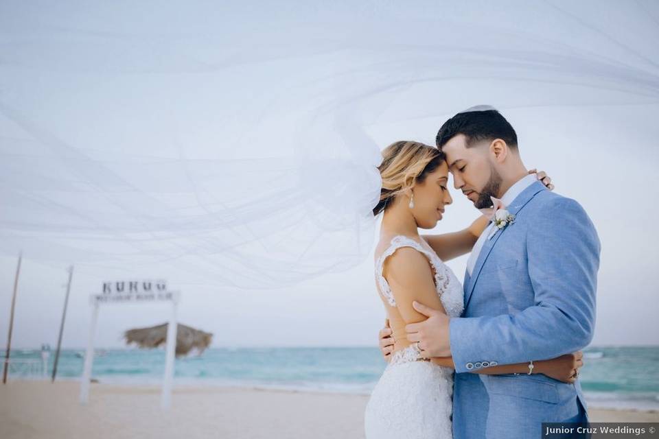 wedding couple on beach