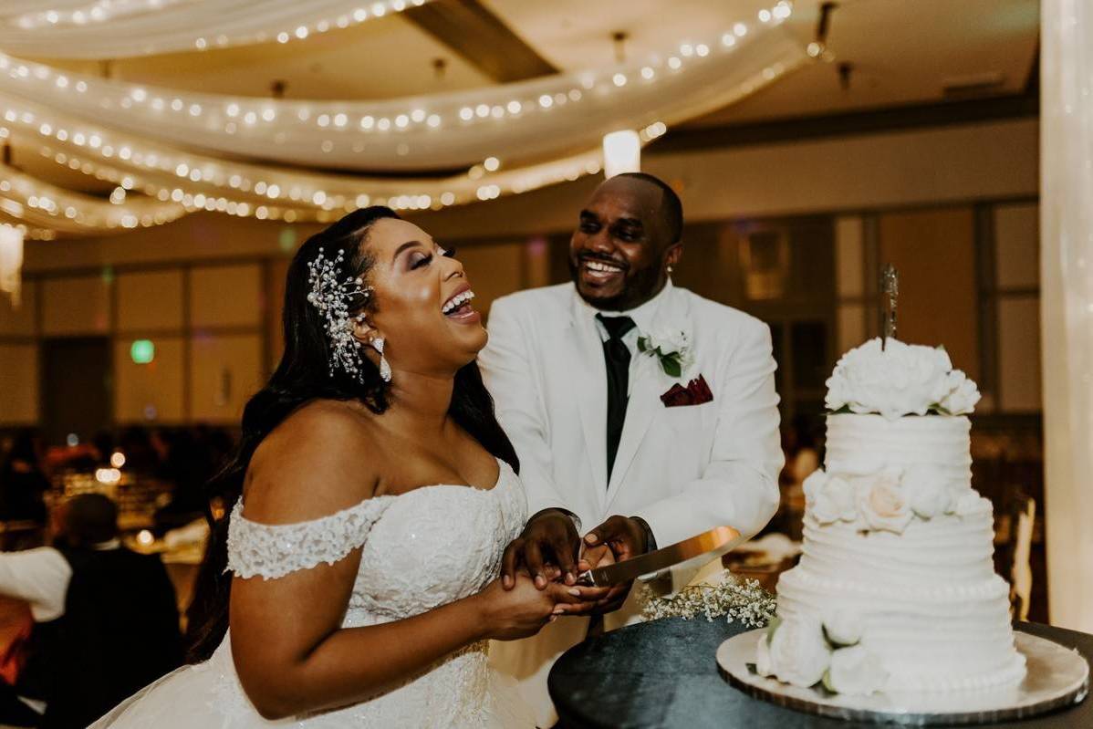 These 27 Wedding Cake Cutting Sets Are Ideal for Your Reception