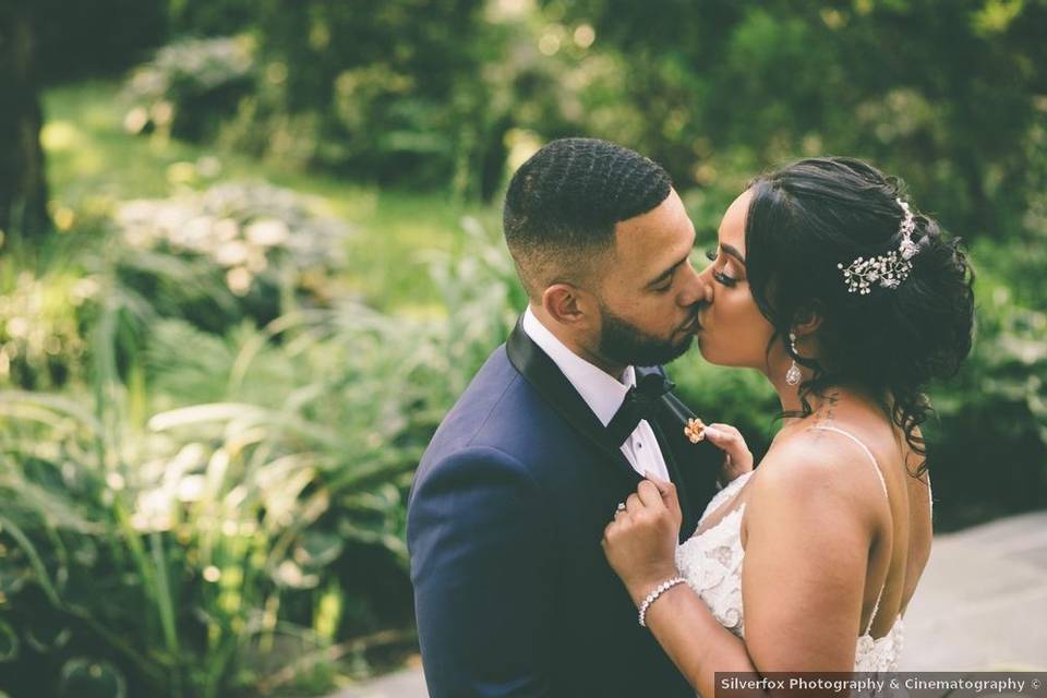 groom and bride kissing