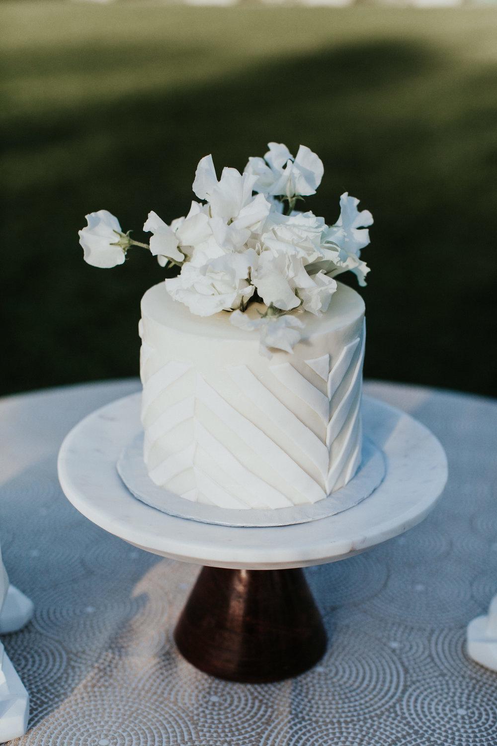 1,200+ Small Wedding Cake Stock Photos, Pictures & Royalty-Free Images -  iStock | Cupcake