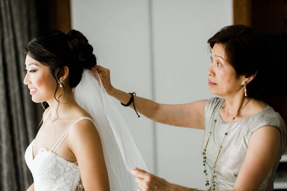https://cdn0.weddingwire.com/article/9327/original/1280/jpg/7239-crystal-sepulveda-makeup-wedding-hairstyles-with-veils.jpeg