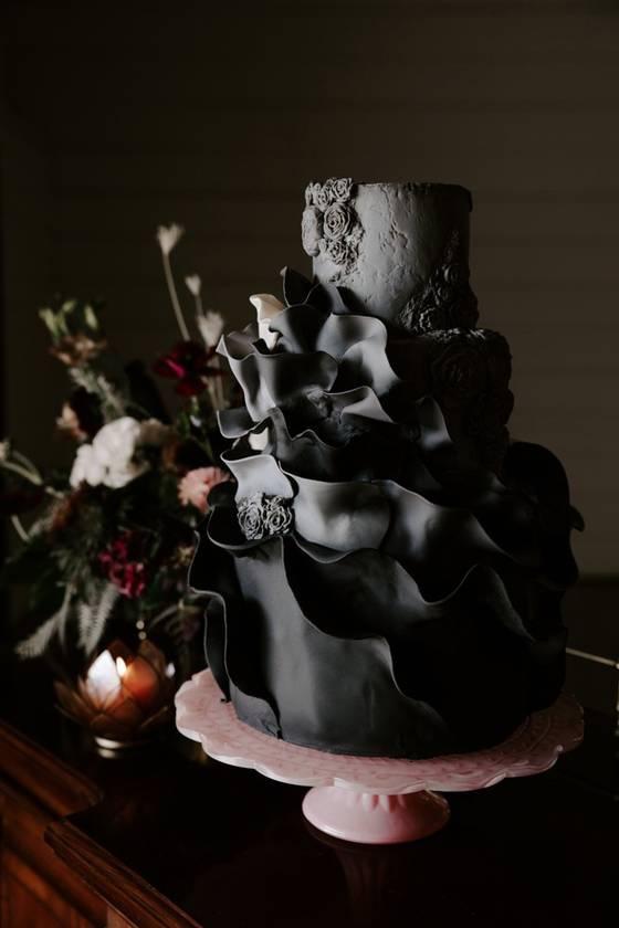 Dramatic Buttercream wedding cake in black and red! - - CakesDecor