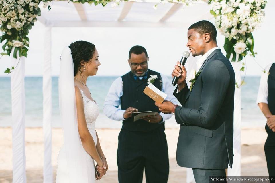 Finding & Working with a Wedding Officiant amid COVID: Here’s What to Know