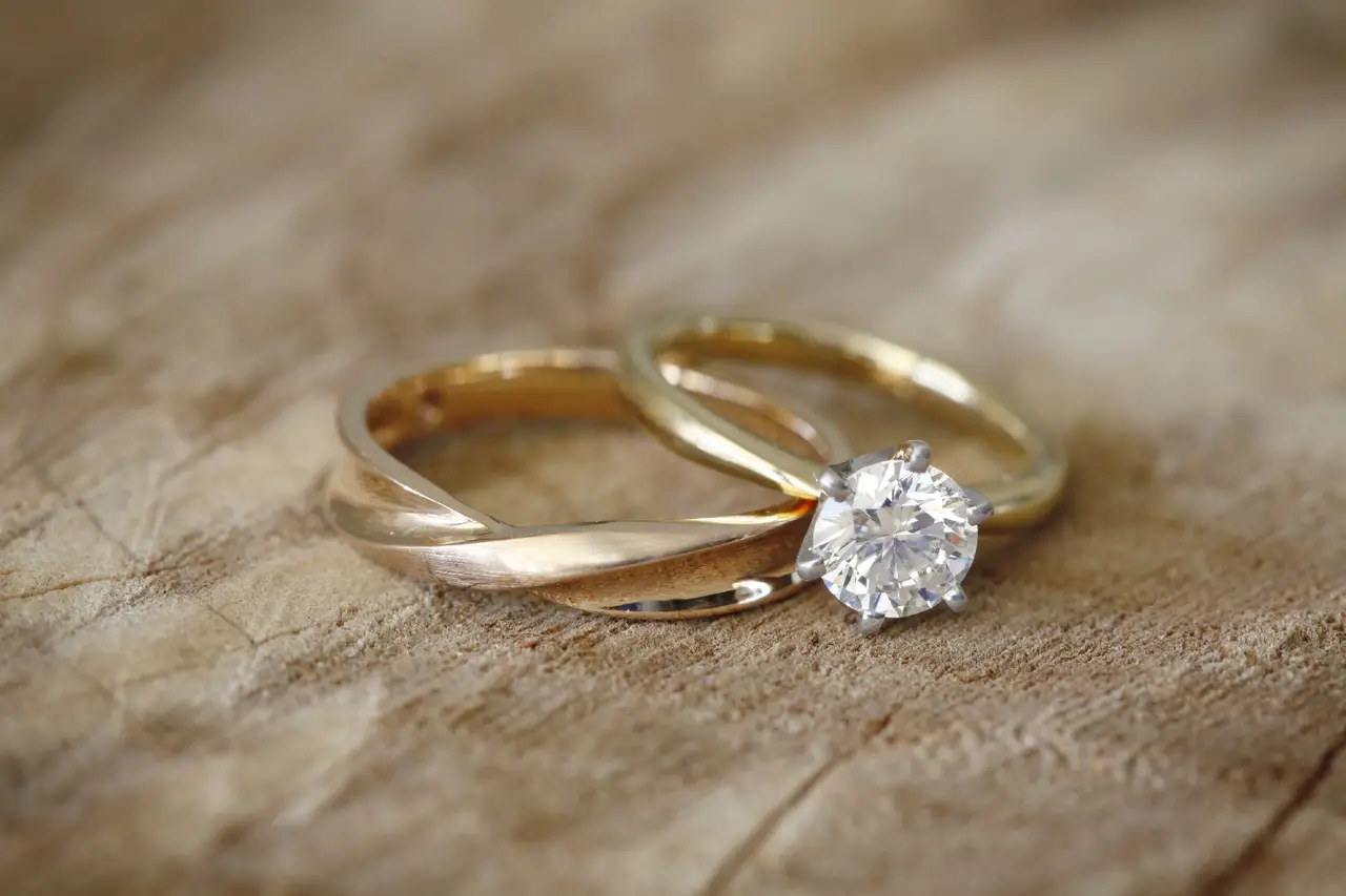 27 Minimalist Engagement Rings That Prove Less Is More