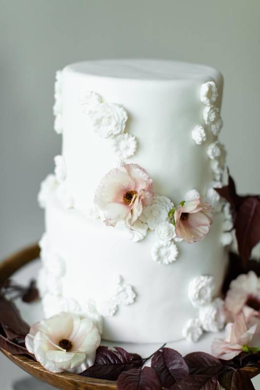 30 Delicate Elegant Simple White Wedding Cakes 2023 | Deer Pearl Flowers