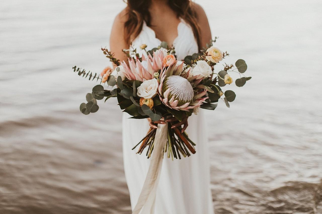 21 Beach Wedding Bouquets to Carry at Your Waterfront Ceremony