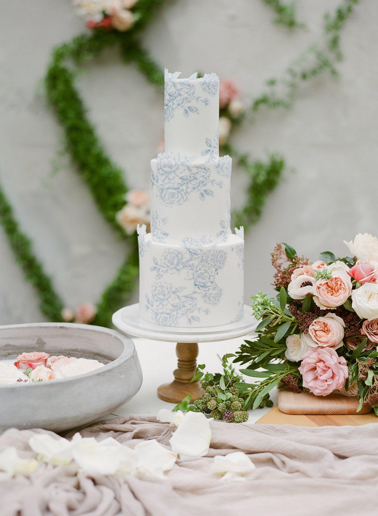 Navy Blue and Gold Wedding Cake - A Regal Confection for Your Unforgettable  Day - YouTube