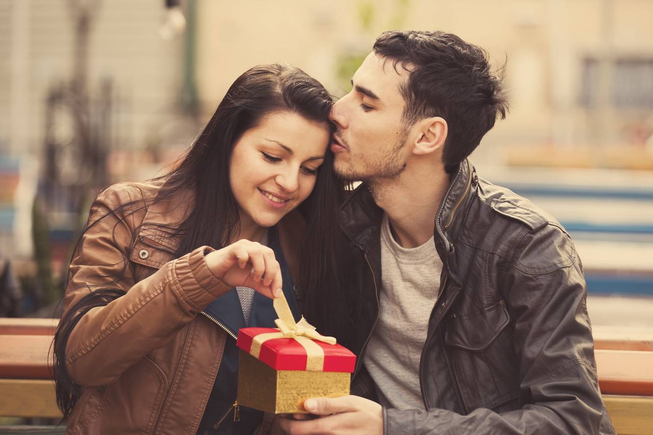 10 Great Gift Ideas for Married Couples - Fun and Romantic Gifts