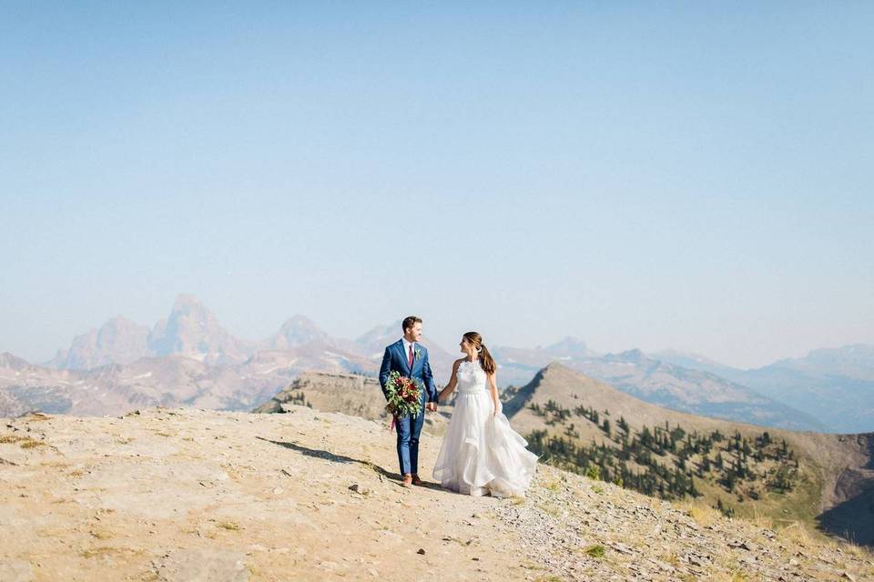 wedding couple mountains