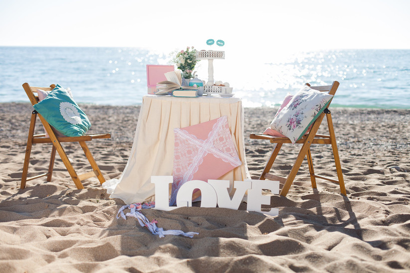 21 Romantic Proposal Decorations For Your Big Reveal Weddingwire It's got a fireplace to outdoor lighting decoration ideas. 21 romantic proposal decorations for