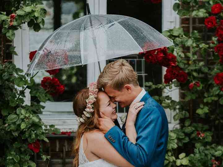 wedding day rain umbrella