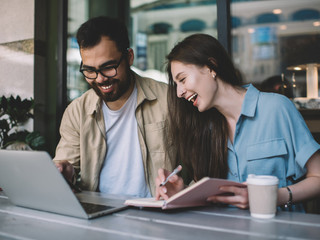 How to Hire Your Wedding Vendor Team Online