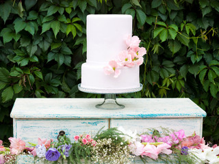 20 Non-Boring Ways to Decorate a White Wedding Cake