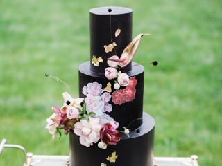 The 18 Best Black Wedding Cakes to Wow Your Guests