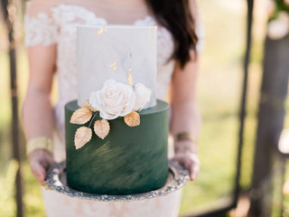 27 Winter Wedding Cakes That Aren't Red and Green
