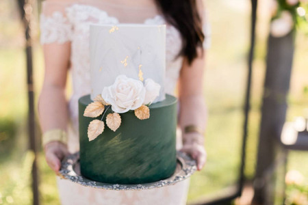 27 Winter Wedding Cakes That Aren't Red and Green