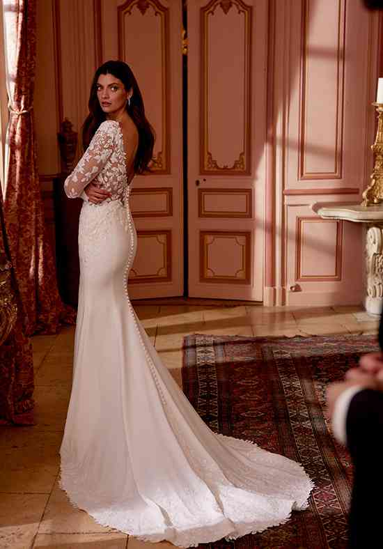Jean Flared cut / Fit-n-Flare Wedding Dress by Justin Alexander -  WeddingWire.com