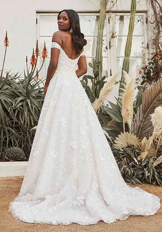 wedding dresses for 5 foot woman