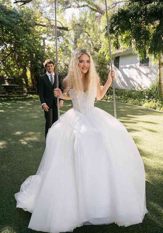 Wedding Dress Photos, Wedding Dresses Pictures - WeddingWire.com