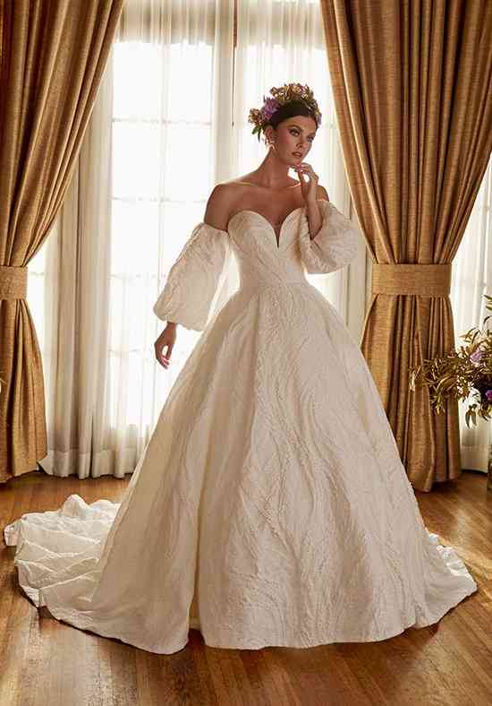 Three-quarter sleeves wedding dress