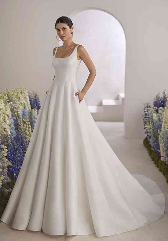 Classic Wedding Dress Photos, Classic Wedding Dress Pictures -  WeddingWire.com