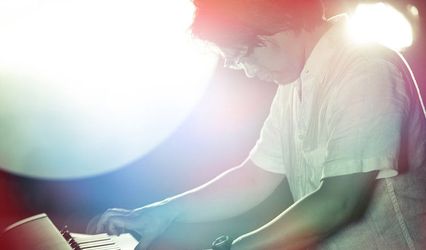 Your Unique Acoustic Guitarist & Pianist