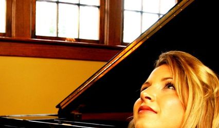 Sara Whitney Ewan, Singer/Pianist