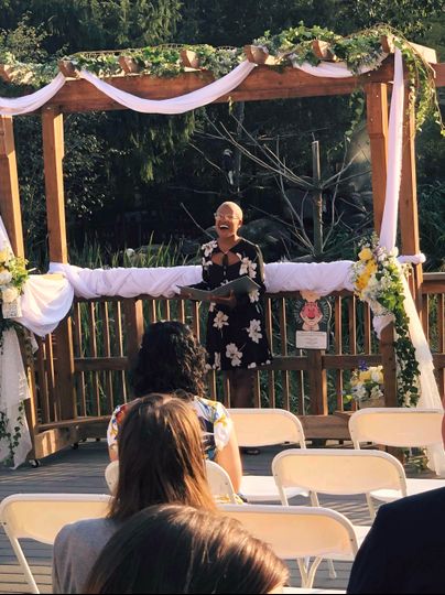 Debora Charmelus, Officiant