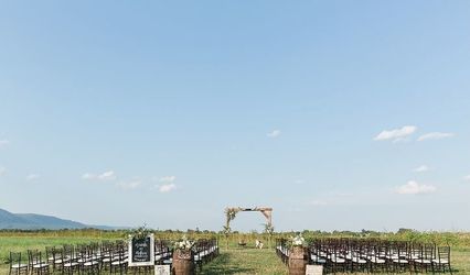 Country Creek Farmhouse Tables